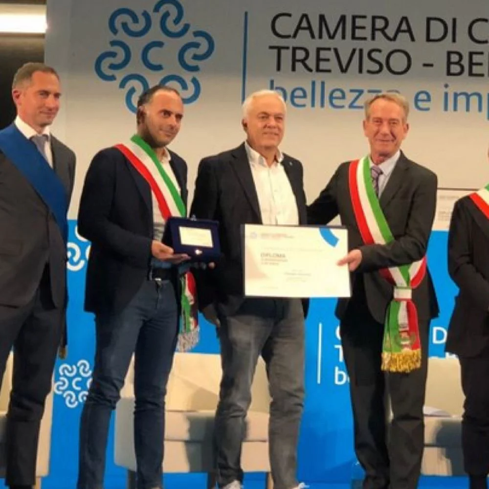 Riconoscimento agli oltre 40 anni di carriera per una azienda a struttura familiare che sta costruendo un ponte per il futuro.